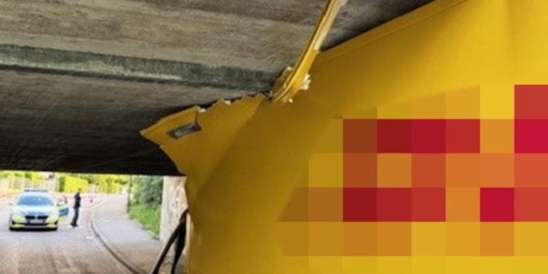 FW-M: Transporter steckt in Unterführung fest (Obermenzing) - Foto: presseportal.de