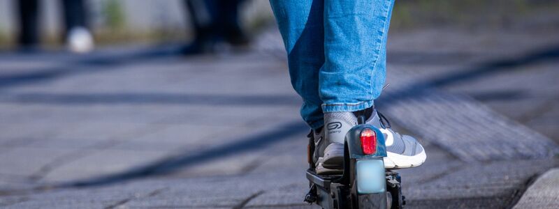 Um der steigenden Zahl an E-Scootern gerecht zu werden, braucht es mehr und bessere Radwege, fordern die Versicherer. (Symbolbild) - Foto: Jens Büttner/dpa