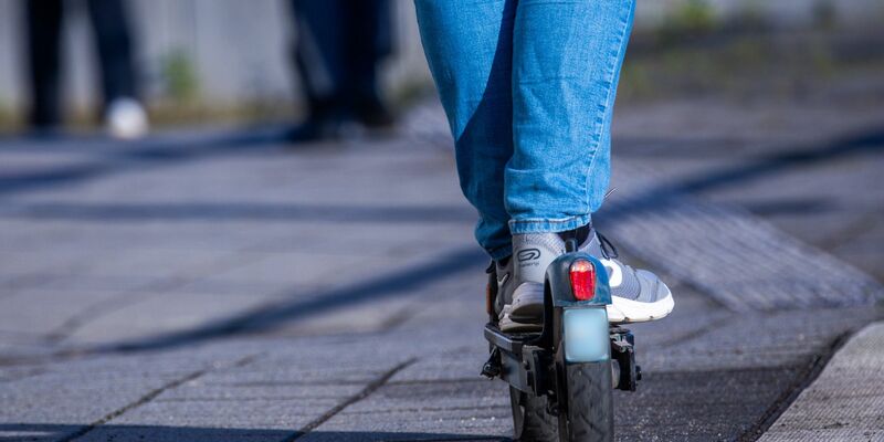 Viele Unfälle mit E-Scootern kommen aufgrund von Alkoholeinfluss zustande. (Symbolbild) - Foto: Jens Büttner/dpa