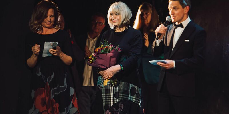 Die Holocaust-Überlebende Elzbieta Ficowska (Mitte) hält Blumen nach einer Vorstellung des Musicals «Irena». - Foto: Karpati & Zarewicz/dpa