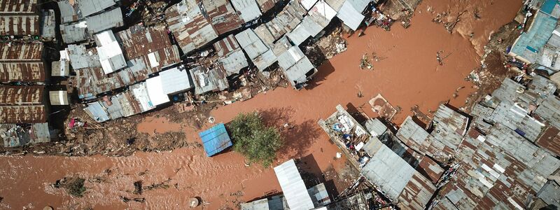Ein Luftbild zeigt ein von Überschwemmungen betroffenes Gebiet in den Mathare-Slums in Nairobi. - Foto: Han Xu/XinHua/dpa