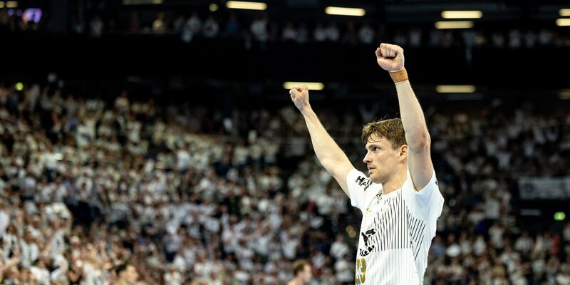 Kiels Rune Dahmke jubelt nach dem Sieg gegen Montpellier. - Foto: Axel Heimken/dpa