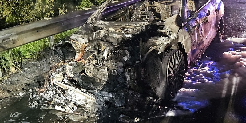 POL-CUX: PKW Brand auf der BAB27 zwischen Schwanewede und Ihlpohl (Lichtbild in der Anlage) - Foto: presseportal.de