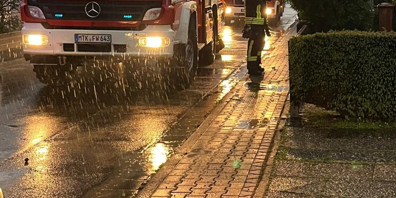 Feuerwehr MTK: Unwetter: Zugevakuierung in Hofheim - Unterstützung im Hochtaunuskreis - Foto: presseportal.de