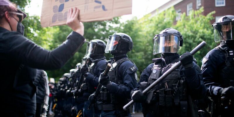 Die Polizei des Bundesstaates Oregon bildet eine Linie hinter der Millar Library der Portland State University, wo mehrere propalästinensische Demonstranten, die das Gebäude besetzt hatten, verhaftet wurden. - Foto: Beth Nakamura/The Oregonian via AP/dpa