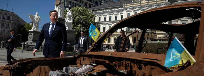 David Cameron auf dem Platz des Heiligen Michael in Kiew, wo zerstörte russische Militärfahrzeuge ausgestellt sind. - Foto: Thomas Peter/PA Wire/dpa