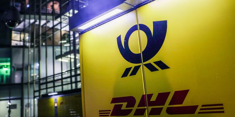 Der Logistikkonzern DHL kommt auf seinem Elektrokurs voran. Das wurde nun auf der Hauptversammlung in Bonn mitgeteilt. - Foto: Oliver Berg/dpa
