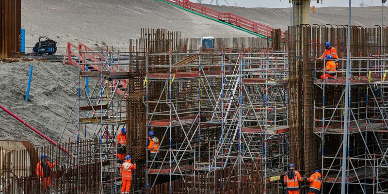 Blick auf die Bauarbeiten der Ostseetunnel-Baustelle in Puttgarden auf der Insel Fehm. - Foto: Ulrich Perrey/dpa