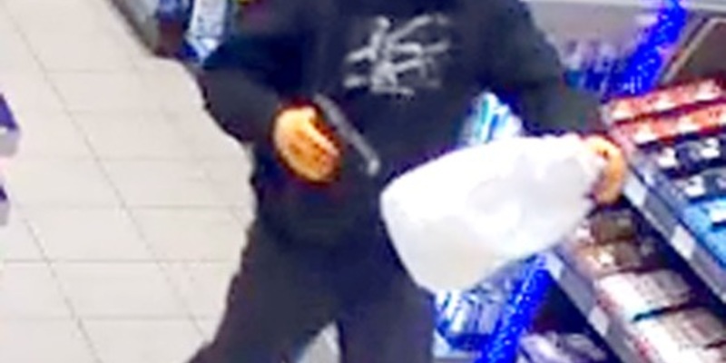 POL-KS: Öffentlichkeitsfahndung mit Fotos nach bewaffnetem Raubüberfall auf Tankstelle in Habichtswald-Ehlen: Polizei erbittet Hinweise - Foto: presseportal.de