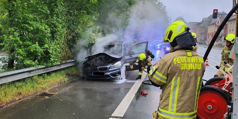 FW Gronau: Fahrzeugbrand auf der Hermann-Ehlers-Straße - Foto: presseportal.de
