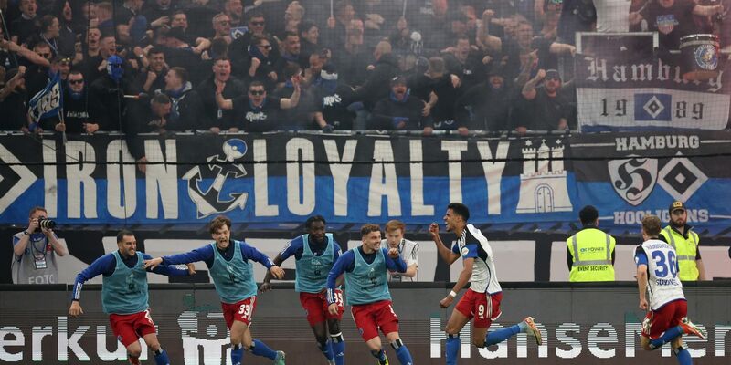 Robert Glatzel (2.v.r.) traf für den HSV zum Sieg. - Foto: Christian Charisius/dpa