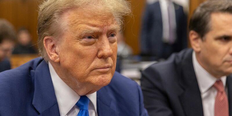 Donald Trump erscheint vor seinem Prozess in Manhattan. - Foto: Jeenah Moon/POOL Bloomberg/AP/dpa