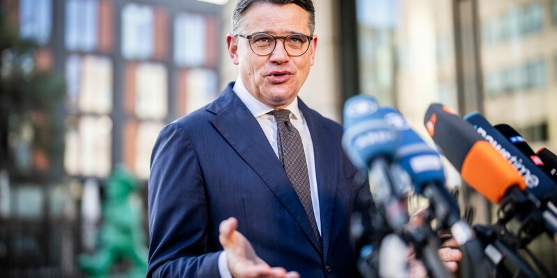 Boris Rhein findet es wichtig, die zuständigen Behörden personell und fachlich bestmöglich aufzustellen. - Foto: Michael Kappeler/dpa