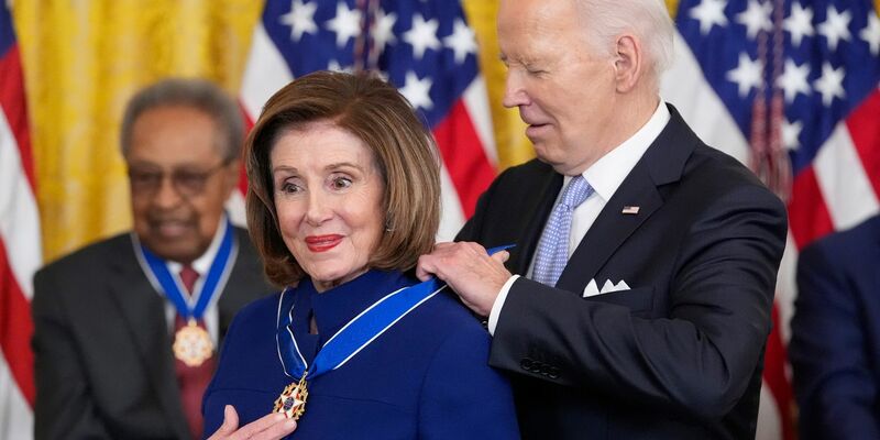 US-Präsident Joe Biden verleiht die höchste zivile Auszeichnung der Nation an den ehemaligen US-Außenminister John Kerry. - Foto: Alex Brandon/AP/dpa