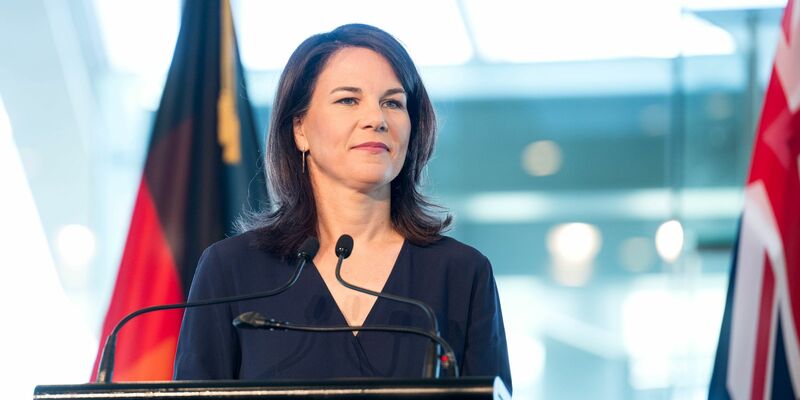 Annalena Baerbock bei einem Pressestatement im Auckland Museum. - Foto: Sina Schuldt/dpa