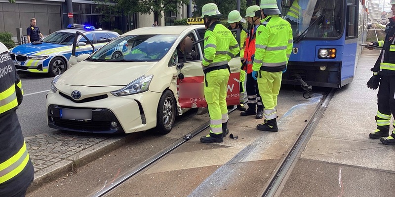 FW-M: Pkw kollidiert mit Straßenbahn (Schwanthalerhöhe) - Foto: presseportal.de