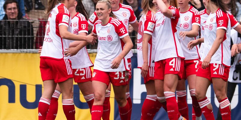 Die Spielerinnen des FC Bayern München feiern den Gewinn der deutschen Meisterschaft. - Foto: Marius Becker/dpa