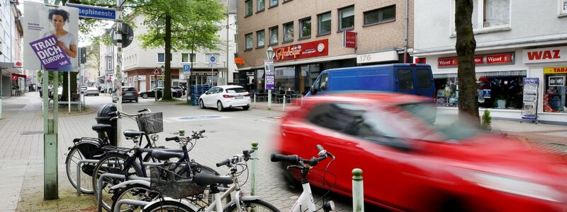 Blick in die Rüttenscheider Straße in Essen. Der Grünen-Bundestagsabgeordnete Gehring und sein Parteikollege Fliß sind hier attackiert worden. - Foto: Roland Weihrauch/dpa