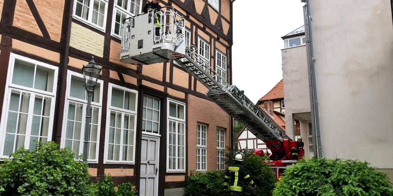 FW Celle: Drehleiterausbildung in der Celler Altstadt - Foto: presseportal.de