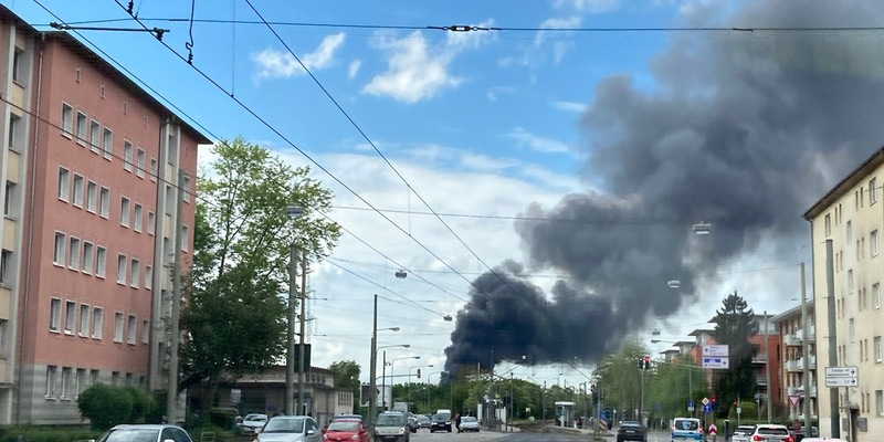 FW-F: Lagerhallenbrand in Frankfurt-Griesheim mit weithin sichtbarer Rauchsäule - Feuerwehr im Großeinsatz - Foto: presseportal.de