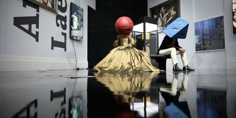 Das im Deutschen Theater Berlin im Herbst 2023 uraufgeführte Stück «Baracke». Mit dem Stück eröffnet der renommierte Mülheimer Theaterwettbewerb. - Foto: Thomas Aurin/Deutsches Theater Berlin/dpa