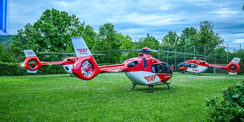 Rettungshubschrauber stehen auf einer Wiese in der Nähe der Turnhalle in Remshalden. - Foto: Marius Bulling/dpa
