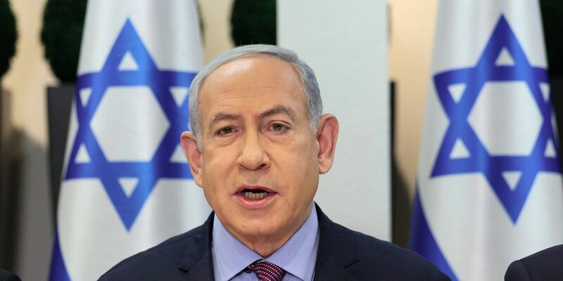 Israels Ministerpräsident Benjamin Netanjahu hält an seinem Kurs fest. - Foto: Abir Sultan/AP/dpa