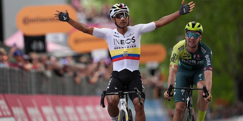 Maximilian Schachmann (r) kam auf der 1. Etappe des Giro d'Italia hinter Jhonatan Narváez als Zweiter ins Ziel. - Foto: Massimo Paolone/LaPresse via ZUMA Press/dpa