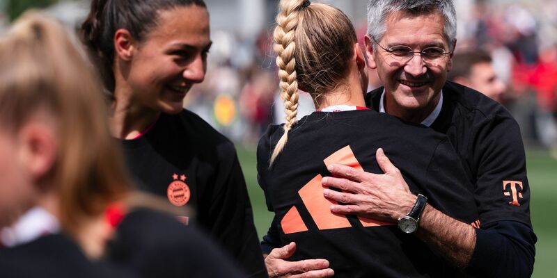 Bayern Münchens Präsident Herbert Hainer umarmt Giulia Gwinn nach dem Gewinn der deutschen Meisterschaft. - Foto: Marius Becker/dpa