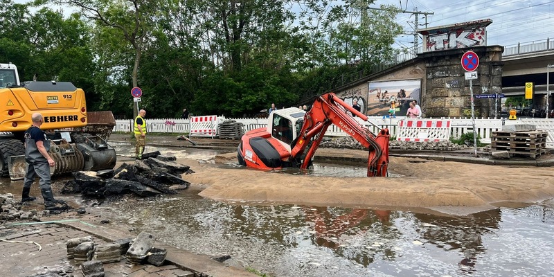 FW Dresden: erneuter Wasserrohrbruch überschwemmt Straße und füllt Tiefgaragen - Foto: presseportal.de