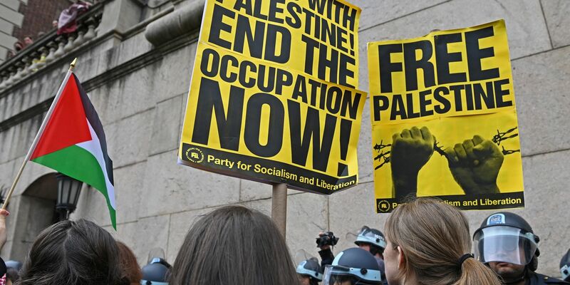 Palästinensische Unterstützer protestierten in der Nähe der Columbia University. - Foto: Andrea Renault/ZUMA Press Wire/dpa