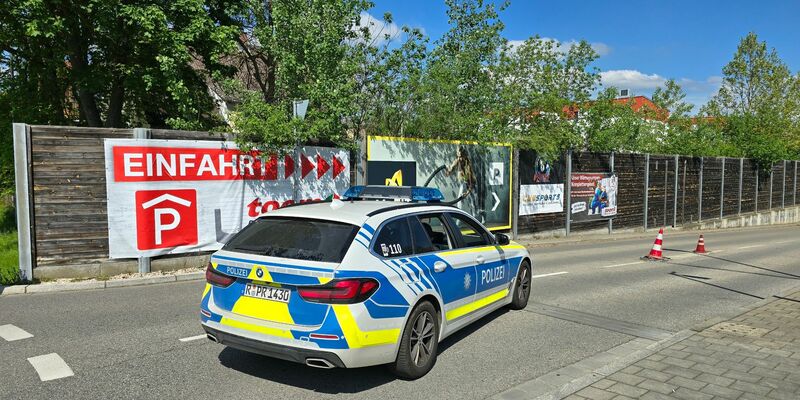 Ein Polizeiauto steht in der Zufahrt zur Tiefgarage eines Baumarkts, wo die Leiche einer Frau im Kofferraum eines Autos gefunden worden ist. - Foto: Moller-Schuh/vifogra/dpa