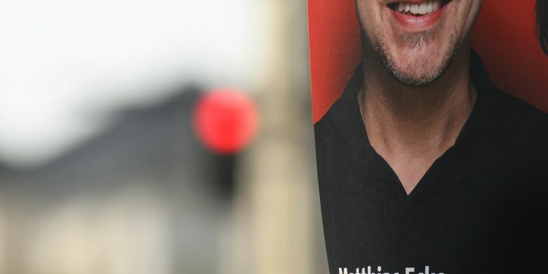 Ein Wahlplakat des sächsischen SPD-Spitzenkandidaten zur Europawahl, Matthias Ecke hängt an der Schandauer Straße im Stadtteil Striesen an einem Laternenmast. - Foto: Robert Michael/dpa