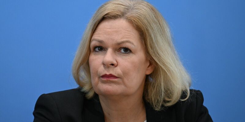 Laut einem Medienbericht regte Bundesinnenministerin Nancy Faeser (SPD) eine Sonderkonferenz in der kommenden Woche an. - Foto: Britta Pedersen/dpa