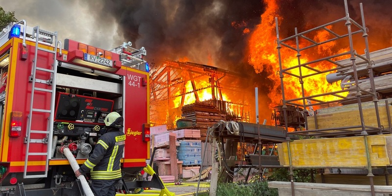 LRA-Ravensburg: Großbrand zerstört zwei Lagerhallen - Foto: presseportal.de