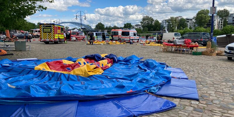 Hier in Magdeburg war eine Hüpfburg in die Elbe geweht worden. - Foto: Christopher Kissmann/dpa-Zentralbild/dpa