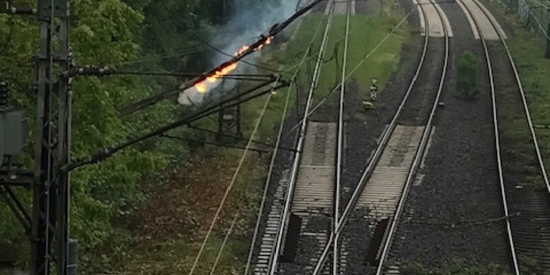 FW-BOT: Brennender Baum im Gleisbett - Foto: presseportal.de