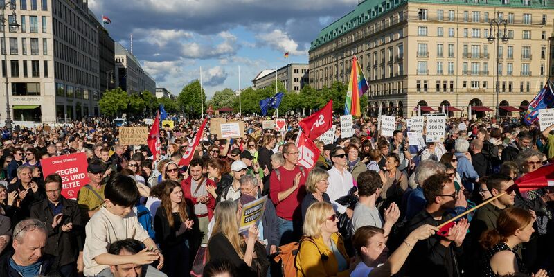 Nach dem Angriff auf den SPD-Europaabgeordneten Ecke findet vor dem Brandenburger Tor eine Solidaritätskundgebung statt. - Foto: Joerg Carstensen/dpa