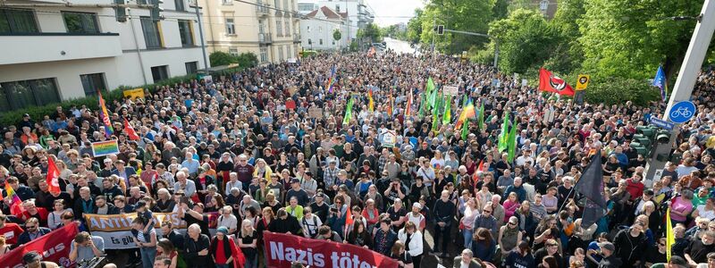 Teilnehmer einer Kundgebung anlässlich eines Angriffs auf einen SPD-Politiker auf dem Pohlandplatz in Dresden. - Foto: Sebastian Kahnert/dpa