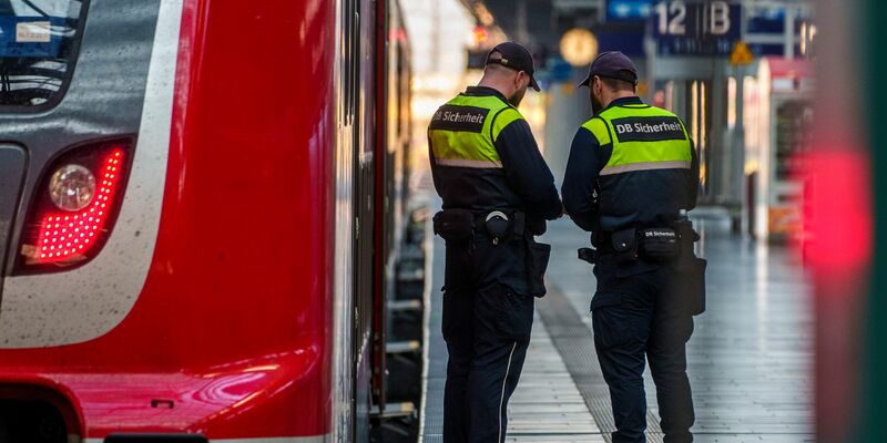 «20 Prozent pauschal mehr Sicherheitspersonal reicht meines Erachtens nicht», sagt der EVG-Vorsitzende Martin Burkert mit Blick auf die bevorstehende Fußball-EM in Deutschland. - Foto: Andreas Arnold/dpa