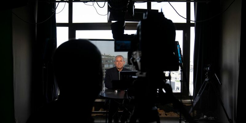 Nehad Abu Ghoush, palästinensischer Politikwissenschaftler, Live bei Al-Dschasira - Israel hat die Schließung des arabischen TV-Senders im Land verfügt. - Foto: Nasser Nasser/AP/dpa