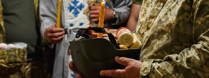 Die Ukrainer feiern das orthodoxe Osterfest, und die Soldaten der ukrainischen Streitkräfte halten sich auch an der Front an die nationalen Traditionen. - Foto: Andriy Andriyenko/SOPA Images via ZUMA Press Wire/dpa