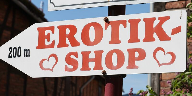 Die Direktorin des Zeitgeschichtlichen Forums in Leipzig, Uta Bretschneider, ist in den vergangenen Jahren gemeinsam mit dem Historiker Jens Schöne durch Ostdeutschland gereist und hat Interviews mit Sexshop-Betreibern geführt. Das Ergebnis erschien als Buch unter dem Titel «Provinzlust». - Foto: Bodo Schackow/dpa