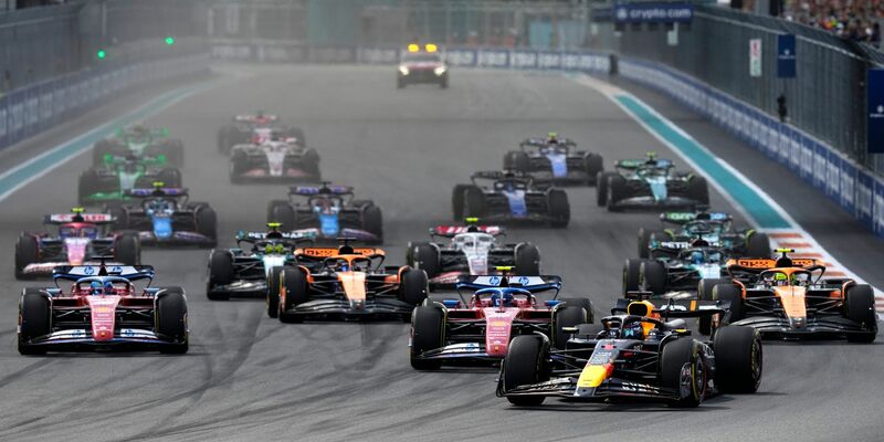 Fahrer lenken ihre Autos während des Formel-Eins-Grand-Prix von Miami in Miami Gardens. - Foto: Rebecca Blackwell/AP/dpa