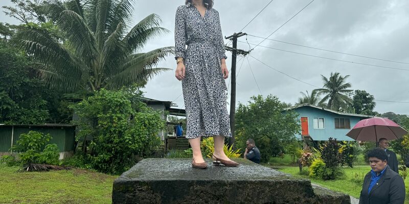 Die deutsche Außenministerin Annalena Baerbock besichtigt ein Dorf auf den Fidschi-Inseln, welches wegen Überschwemmungen umgesiedelt wird. - Foto: Michael Fischer/dpa