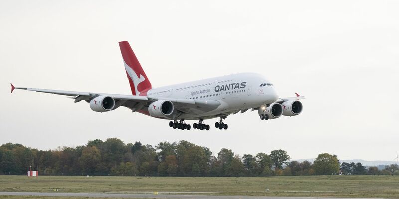Die Fluggesellschaft Qantas verkaufte Tickets für gestrichene Flüge. - Foto: Sebastian Kahnert/dpa