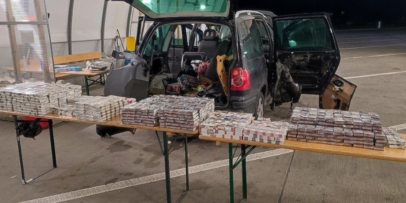 HZA-DD: Wenn die Seitenscheibe klemmt oder: besondere Schmuggelverstecke/ Eine Viertelmillion Zigaretten in den letzten vier Wochen sichergestellt - Foto: presseportal.de