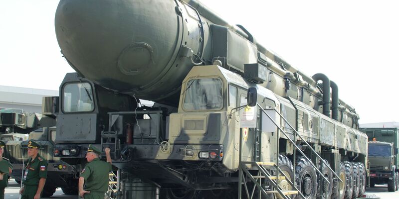 Eine mit Nuklearsprengköpfen bestückbare Interkontinentalrakete vom Typ Topol auf dem Weg zu einer Rüstungsmesse. - Foto: -/YNA/dpa