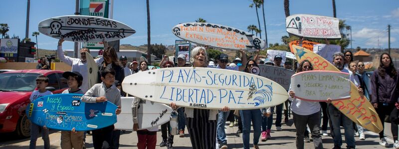 Einheimische protestieren im mexikanischen Ensenada gegen die Morde an Surfern. - Foto: Karen Castaneda/AP/dpa