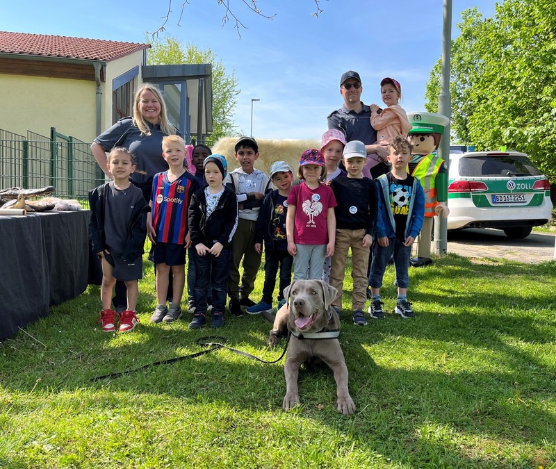 HZA-GI: Zollhund Nabou zu Besuch im Kindergarten - Foto: presseportal.de
